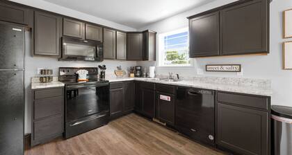 Downtown Home! Walk to Landing! Hot Tub!