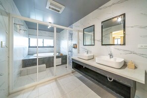 Habitación familiar, 2 camas de matrimonio, baño privado, vistas a la montaña | Baño | Secador de pelo, zapatillas, champú y papel higiénico