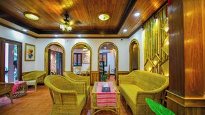 A room with wicker furniture, a wooden ceiling, and a tiled floor. - Kosy Villa (Luang Prabang)