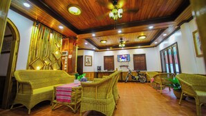 A room with wicker furniture, wooden ceiling, and tiled floor. - Kosy Villa (Luang Prabang)
