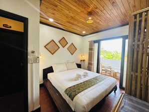 スーペリア ダブルルーム パティオ | エジプト綿のシーツ、高級寝具、羽毛の掛け布団、ピロートップベッド