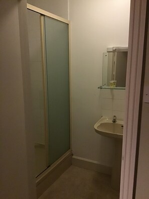 Bathroom - The Washford Station Inn (Watchet)