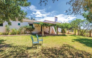 Property grounds - Nice home in Higuera de la Sierra (Higuera de la Sierra)