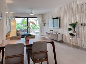 Una televisión, una oficina