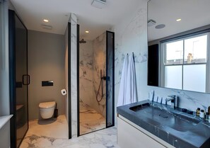 One bedroom apartment with terrace (Located on the 3rd floor and has no lift) | Banheiro | Chuveiro, secador de cabelo, toalhas de banho, shampoo
