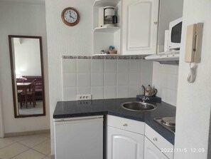 Private kitchen - T2 APARTMENT WITH AIR CONDITIONING AND TERRACE + PRIVATE PARKING SPACE (Balaruc-les-Bains)