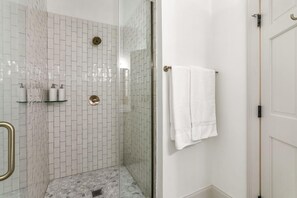 Dusche, Haartrockner, Handtücher, Shampoo