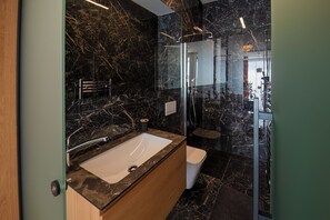 Studio, vue partielle sur la mer | Salle de bain | Douche, séchoir à cheveux, bidet, serviettes fournies