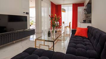 Studio, Partial Sea View | Living area