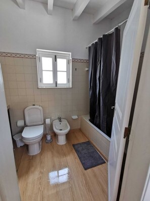 Hair dryer, bidet, towels, toilet paper - LA KAZE, near the beach (Serra d' El-Rei)