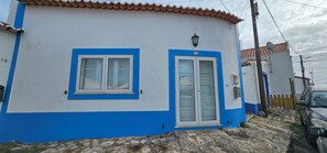 Exterior detail - LA KAZE, near the beach (Serra d' El-Rei)