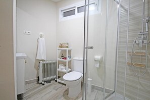 Chuveiro, secador de cabelo, bidê, toalhas de banho