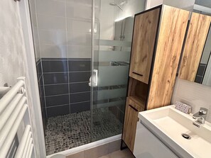Hair dryer - 2-bedroom apartment with parking in St Jean de Monts, direct beach access (Saint-Jean-de-Monts)