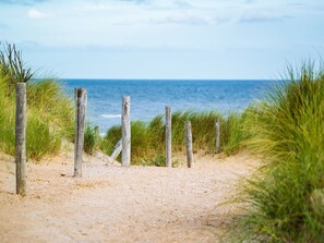 On the beach - 2-bedroom apartment with parking in St Jean de Monts, direct beach access (Saint-Jean-de-Monts)