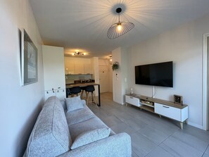 TV - Modern Apartment in Vieux-Boucau: Near Beach, Shops, Parking & Terrace (Vieux-Boucau-les-Bains)