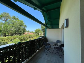 Outdoor dining - Modern Apartment in Vieux-Boucau: Near Beach, Shops, Parking & Terrace (Vieux-Boucau-les-Bains)
