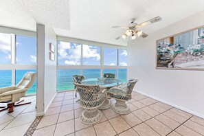ファミリー コンドミニアム 4 ベッドルーム 浴槽 ビー  チビュー | 客室内のダイニングエリア
