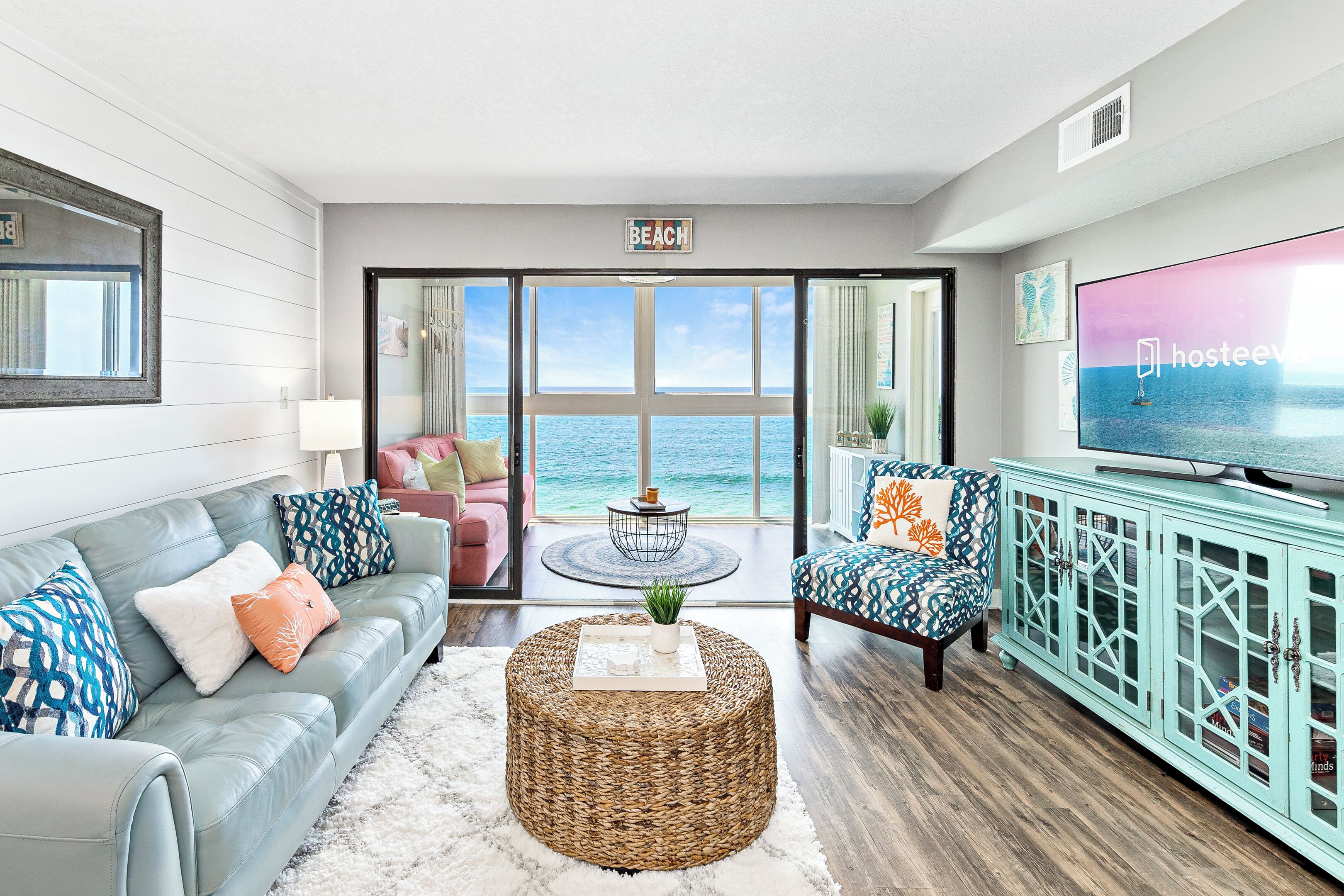 Appart'hôtel Signature, cuisine, vue plage | Salle de séjour | Télévision de 55 pouces avec chaînes numériques