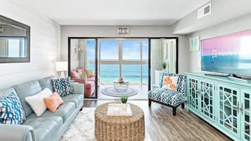 Appart'hôtel Signature, cuisine, vue plage | Salle de séjour | Télévision de 55 pouces avec chaînes numériques