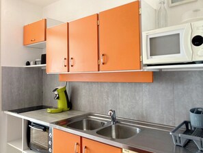 Fridge, microwave, oven, stovetop - Seaside Studio with Terrace and Private Parking - Sleeps 4 (Canet-en-Roussillon)