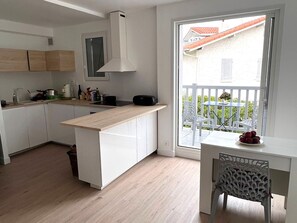 Kühlschrank, Mikrowelle, Ofen, Herdplatte