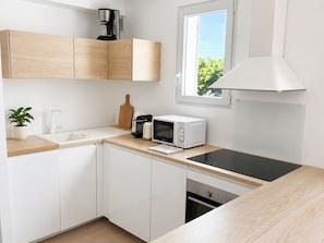 Een koelkast, een magnetron, een oven, een kookplaat