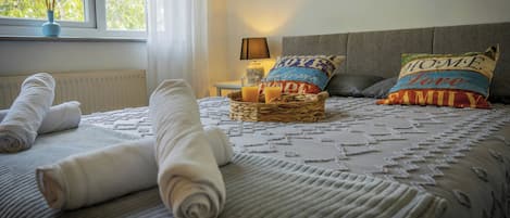 1 habitación, escritorio, tabla de planchar con plancha y wifi