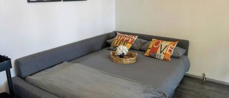 1 bedroom, desk, iron/ironing board, WiFi