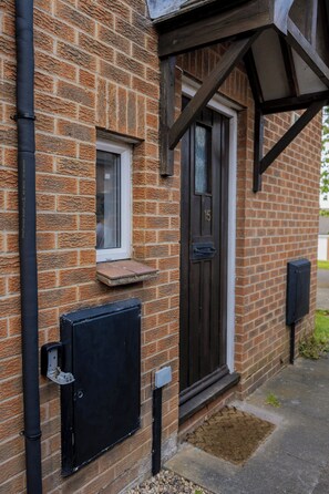 Exterior detail - Garden House | Free Parking, Hospital & Reservoir (Birmingham)
