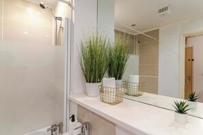 Shower, hair dryer, towels