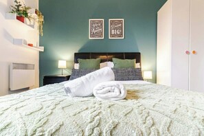 2 bedrooms, desk, iron/ironing board, WiFi - Quiet balcony flat by The Cube and Mailbox (Birmingham)