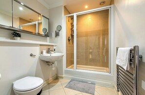 Douche, séchoir à cheveux, serviettes fournies