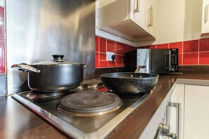 Fridge, microwave, oven, stovetop - Quiet balcony flat by The Cube and Mailbox (Birmingham)