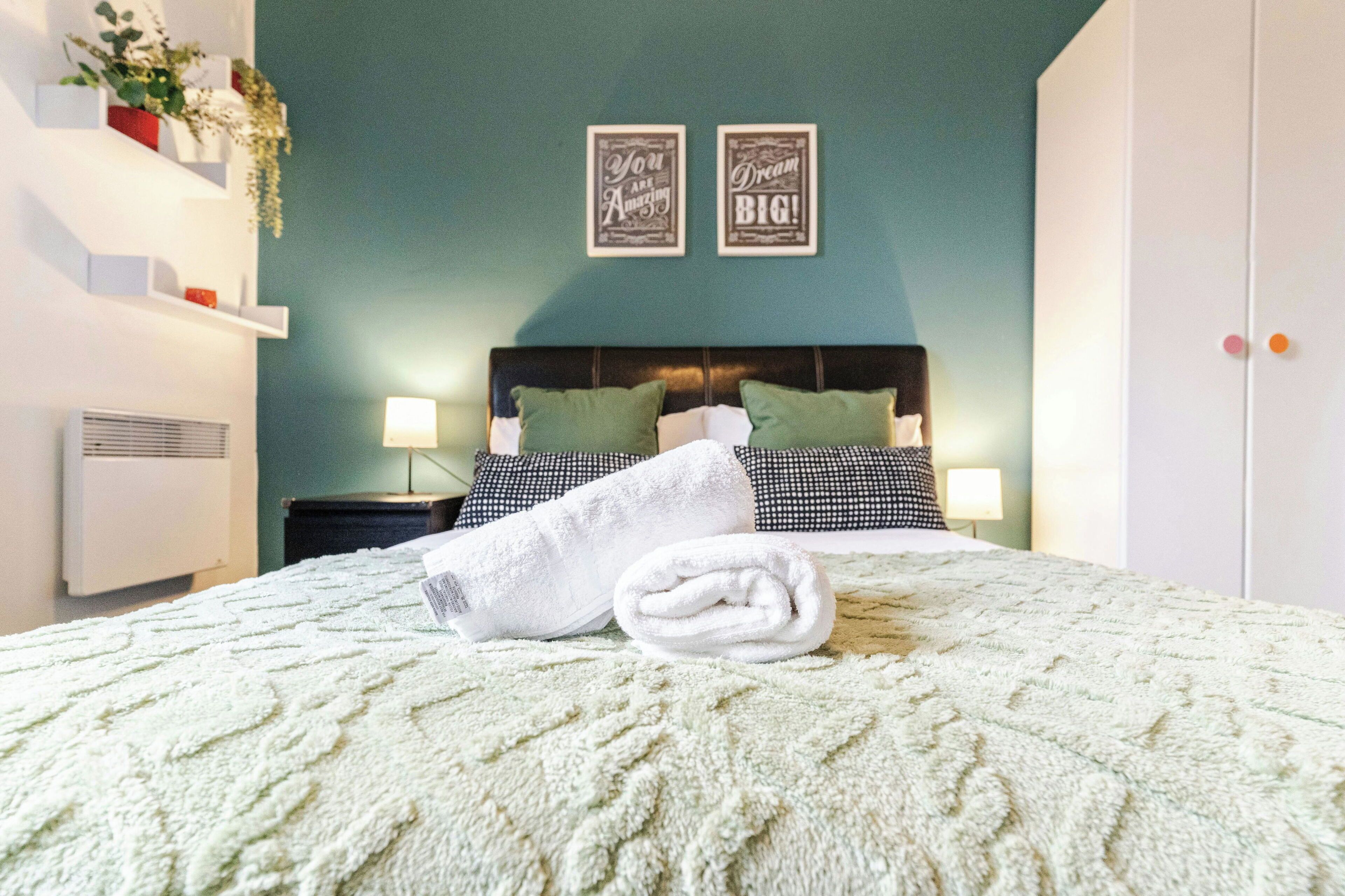 2 bedrooms, desk, iron/ironing board, WiFi