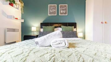 2 bedrooms, desk, iron/ironing board, WiFi