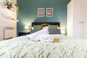 2 室のベッドルーム、デスク、アイロン / アイロン台、WiFi