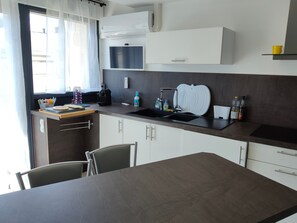 Kylskåp, mikrovågsugn, ugn och spishäll