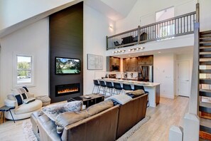 Smart TV, fireplace, video games, video library - Slopeside Luxury Villa 125 I Private Hot Tub I Ski Views I Best Price I Discounted Attractions (Winter Park)