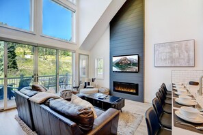 Smart TV, chimenea, videojuegos y videoteca 
