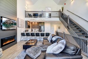 Smart TV, chimenea, videojuegos, videoteca