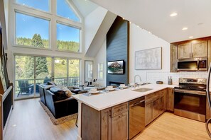 Fridge, microwave, oven, stovetop - Slopeside Luxury Villa 125 I Private Hot Tub I Ski Views I Best Price I Discounted Attractions (Winter Park)