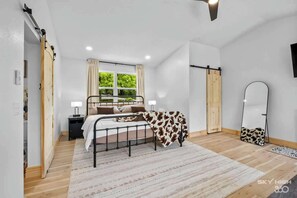 5 habitaciones, tabla de planchar con plancha, cuna de viaje y wifi 