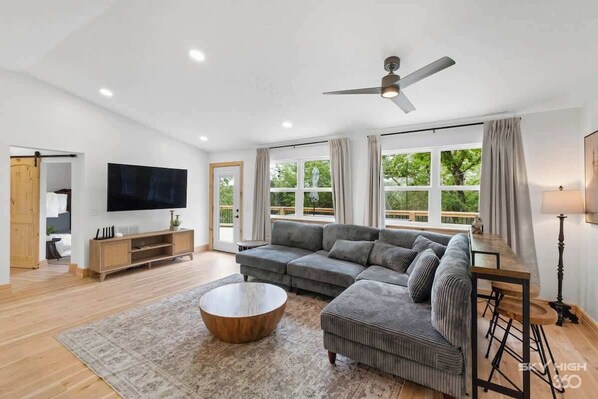 Televisión y chimenea 