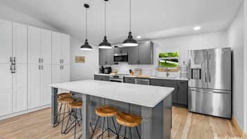 Kjøleskap, kokeplater, oppvaskmaskin og kaffetrakter/tekoker