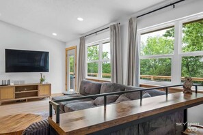 Televisie en een open haard