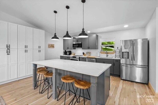 Een koelkast, een kookplaat, een vaatwasser