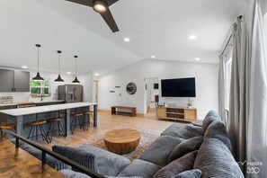 Televisie en een open haard