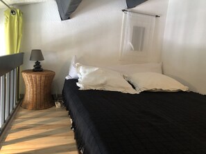 1 bedroom - Charming T2 Villa with Mezzanine, Private Parking, Near Beach, Pet-Friendly, Sleeps 4-5 (Saint-Cyprien)