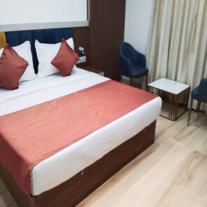 1 bedroom, desk, soundproofing, free WiFi - Hotel Rudravue (Indore)