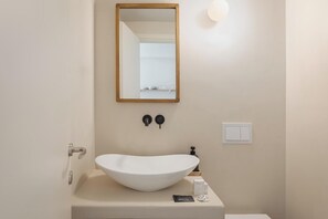 Dusche, umweltfreundliche Kosmetikartikel, Haartrockner, Handtücher